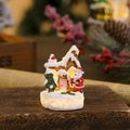 Makro-Detail eines leuchtenden Weihnachtshauses aus Harz mit Weihnachtsmann und Schneebaum - Schneehütte mit Weihnachtsmann und Baum (A款)