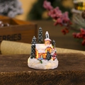 Detailansicht eines leuchtenden Weihnachtshauses aus Harz mit Weihnachtsmann und Tannen - Stil C