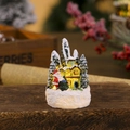 Detail eines leuchtenden Weihnachtshauses aus Harz mit Weihnachtsmann und LED - Stil D
