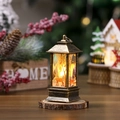 Dettaglio macro di una lanterna di Natale a LED vintage con scena di renne e luce calda - Oro Spazzolato Renna