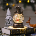 Detalle de farol vintage de bola de nieve navideña en bronce con Papá Noel y luz LED cálida - Papá Noel