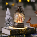 Detalle de farol navideño vintage de bronce con belén y cálido brillo de nieve con LED - Nacimiento