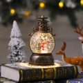 Primer plano de farol navideño vintage de bronce con muñeco de nieve y purpurina interior - Muñeco de Nieve