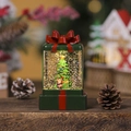 Detail van een feestelijke sneeuwbol in cadeaushape met Kerstman en kerstboom - Groen Kerstman