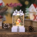 Detail van kerstlantaarn met sneeuwpop, hert en wervelend glitterlicht effect - Witte Sneeuwpop met Hert