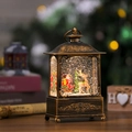 Dettaglio della lanterna di Natale color bronzo con Babbo Natale ed effetto neve - Babbo Natale con carrozza di renne