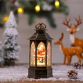 Détail d'une lanterne de Noël en bronze avec Père Noël et lumières LED chaleureuses - Hexagonal Rotatif Père Noël