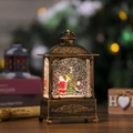 Dettaglio ravvicinato di una lanterna di Natale vintage in bronzo con scena festiva - Babbo Natale e Bambino