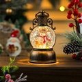 Nahaufnahme der Vintage Weihnachts-Schneekugel-Laterne in Bronze mit warmem LED-Licht - Schneemann