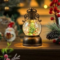 Makroansicht der Weihnachtslaterne mit Schneekugel, Tannenbaum und warmem Leuchten - Weihnachtsbaum