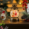 Detail einer Vintage Bronze-Weihnachtslaterne mit Weihnachtsmann und wirbelndem Glitzer - Weihnachtsmann mit Bär