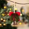 Dettaglio di campana natalizia con fiocco rosso, pigne e bacche su un ramo d'albero - Campana Caffè
