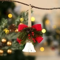 Dettaglio di campana bianca con fiocco rosso, pigne e bacche per decoro albero di Natale - Campana Bianca