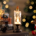 Nahaufnahme einer Weihnachts-LED-Kerzenlampe mit einer Miniatur-Engelsfigur im Inneren - Engel-Stil