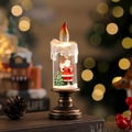 Nahaufnahme vom Weihnachtsmann in einer Retro-LED-Kerze vor warmem Bokeh-Hintergrund - Weihnachtsmann