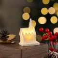 Detail van een wit hars kerstornament met sfeervolle warme LED-verlichting erin - Stijl B (Wit 101-B)