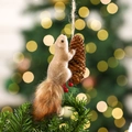 Dettaglio di uno scoiattolo realistico con pigna e bacche su un albero di Natale - Pendente Scoiattolo Tipo D / 17x4x10cm