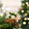 Dettaglio di scoiattolo peluche con pigne e bacche rosse su un albero di Natale - Ciondolo scoiattolo tipo E / 15x5x11cm