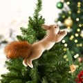 Dettaglio di uno scoiattolo peluche decorativo per albero con pigna tra i rami verdi - Scoiattolo Strisciante Tipo I Grande / 32x8x14cm
