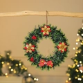 Primer plano de corona de Navidad artificial con flores rojas y agujas de pino decorativa - Estilo Flor Roja y Dorada / 35cm