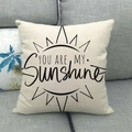 Dettaglio della trama in lino e stampa You Are My Sunshine su una federa quadrata - Stile Sole a Linee Minimaliste (2)