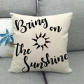 Federa in lino beige con stampa Bring on the Sunshine su un divano grigio - Stile Bring on the Sunshine (3)