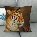 Dettaglio del tessuto in lino della federa per cuscino con stampa tigre su divano - Pittura Artistica Testa di Tigre (3)