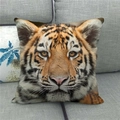 Dettaglio della federa per cuscino in lino con stampa realistica di testa di tigre - Ritratto di Tigre Realistico (4)