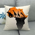 Housse de coussin en lin avec carte d'Afrique, silhouette d'éléphant et coucher de soleil - Silhouette de Machines Carte Afrique (1)