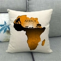Détail de housse de coussin en lin avec carte d'Afrique aquarelle sur un canapé - Silhouette Gorille Éléphant Carte Afrique (2)