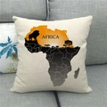 Détail de housse de coussin en lin avec carte d'Afrique et silhouettes d'animaux - Silhouette Lion Éléphant Carte Afrique (4)