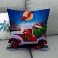Detail van een kerst linnen kussensloop met rode vintage truck op een grijze bank - Kerstslee en Rode Truck (12)