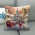 Dettaglio della federa natalizia in lino con Babbo Natale e renne su un divano grigio - Stile Babbo Natale e Albero di Natale (3)