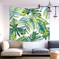 Dettaglio dell'arazzo con foglie di monstera tropicale appeso in un soggiorno moderno - Monstera Verde Giallo (4) / 150x100(Pelle di Pesca)