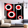 Détail d'une tapisserie géométrique suspendue au-dessus d'un canapé moderne - Cercles Concentriques Lignes Verticales (3)