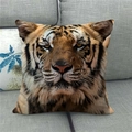 Detail eines Leinenkissenbezugs mit realistischem Tigerkopf-Print auf einem grauen Sofa - Realistischer Tigerkopf (3)
