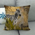 Detail van linnen kussenhoes met vintage kaart van Afrika, zebra en groene palmblad prints - Vintage Zebrakaart