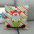 Cartoon Zirkusclown Leinen Kissenbezug mit bunten Streifen auf einem grauen Sofa - Gestreifter Hintergrund Clown-Stil (1)