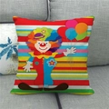 Cartoon Zirkus Clown Leinen Kissenbezug mit bunten Streifen auf einem grauen Sofa - Clown mit Luftballons Stil (2)