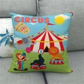 Detail eines Leinen-Kissenbezugs mit Zirkus-Motiv und Tieren auf grauem Sofa - Blaue Zirkus-Illustration (3)
