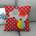 Detailaufnahme eines roten Leinen-Kissenbezugs mit Zirkuselefant-Print auf einem Sofa - Elefant auf Ball Rote Basis (4)