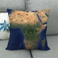 Detailaufnahme der Leinen-Kissenhülle mit Afrika-Landkarte auf einem grauen Stoffsofa - Satellitenkarte Afrika Chinesisch (7)