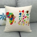 Detailansicht eines Leinenkissenbezugs mit afrikanischem Kartendesign auf grauem Sofa - Kreative Geteilte Afrika Karte (12)