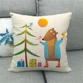 Detalle de la funda de cojín de lino con estampado de oso y árbol de Navidad - Oso pardo árbol de Navidad (4)