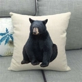 Dettaglio trama federa in lino con stampa orso nero realistica su divano grigio - Orso Nero Seduto Realistico (2)