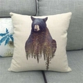 Fodera per cuscino in lino con stampa di orso nero e foresta su un divano grigio - Arte della Foresta dell'Orso Nero (1)
