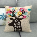 Detail van bloemenhert silhouet en 'be wild and free' tekst op linnen kussenhoes - Zwart Hert Hoofd Silhouet (2)