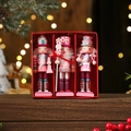 Tres soldados cascanueces de madera rosa con tema de dulces en una caja de regalo roja - Juego de 3 Piezas de Cascanueces Rosa