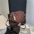 Borsa a tracolla in camoscio marrone con trapuntatura e chiusura in metallo dorato - Marrone