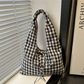 Borsa tote retrò a scacchi bianchi e neri con fiocco in una morbida luce naturale - Nero